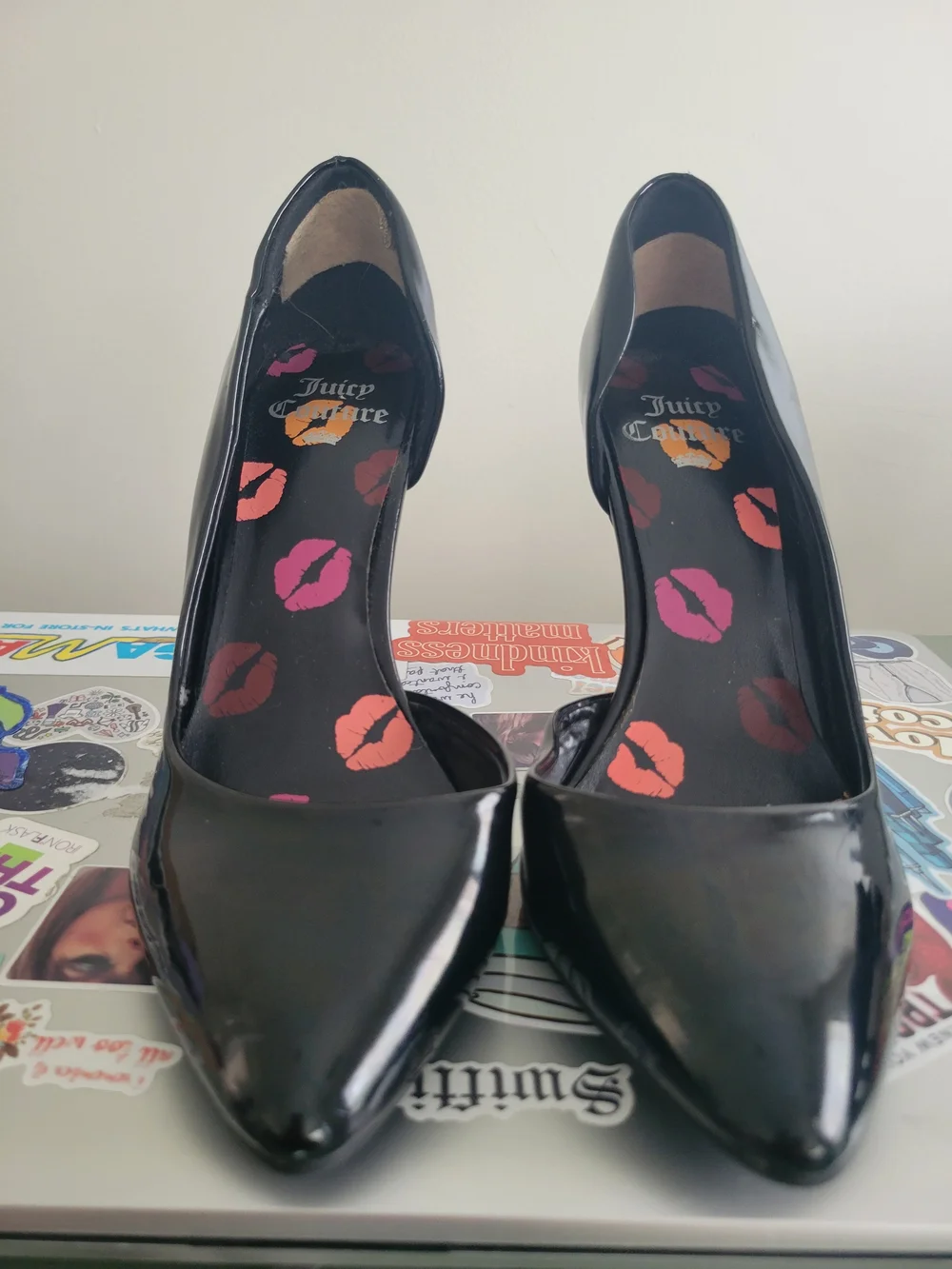 Juicy Couture Black Patent Pointed Toe Heels with Lip-Print Insole Sz 8